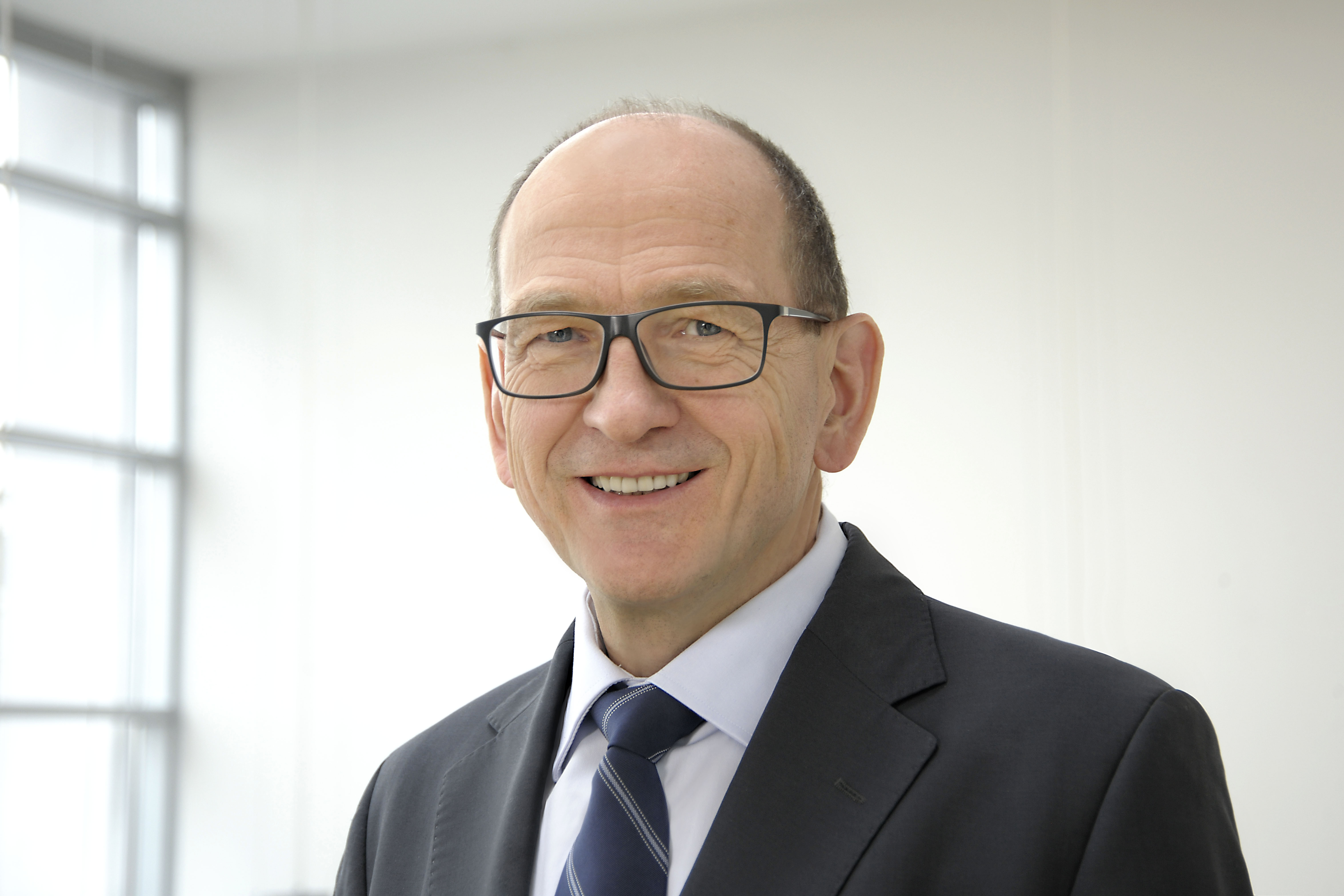 Seit Januar 2020 ist Prof. Albert Heuberger der neue Sprecher des Direktoriums des Fraunhofer-Verbunds Mikroelektronik und Vorsitzender des Lenkungskreises der Forschungsfabrik Mikroelektronik Deutschland (FMD).